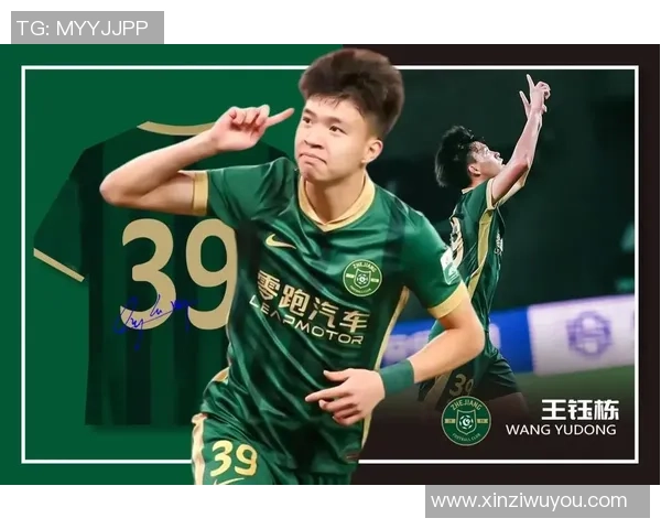 精美球星水晶摆件足球设计 展现球场传奇风采与艺术魅力