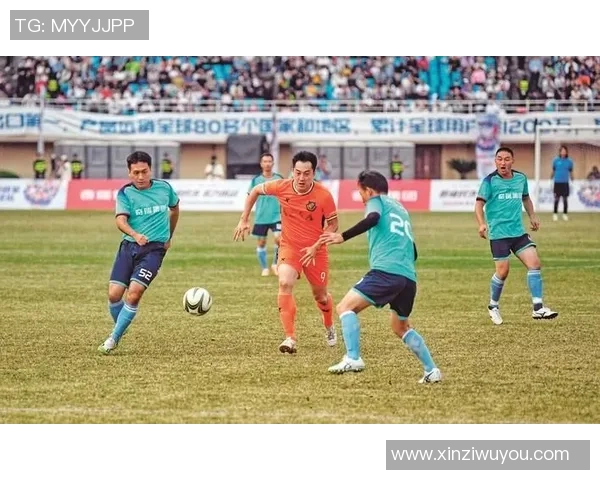 足球明星激情赛场瞬间展现力量与技巧的完美结合